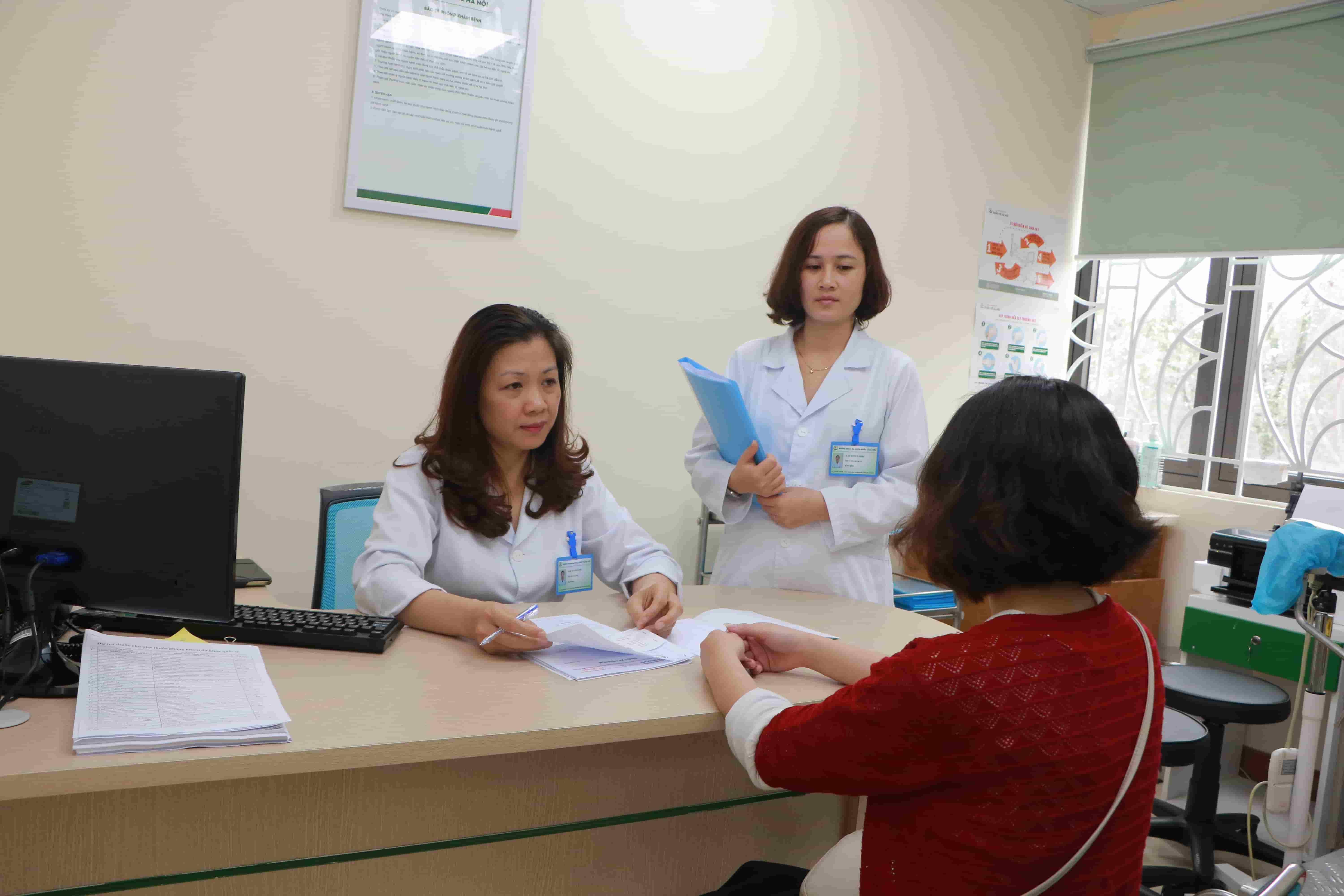 Bác sỹ Duyên tư vấn cho bệnh nhân về thụ tinh nhân tạo